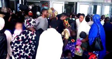 Angry Passengers Overwhelm Security Officials At Abuja Train Station