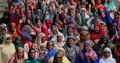 INDIA: Kashmiris Trying To Reach Loved Ones Amid Week-Long Clampdown That Has Seen Communication Lines Cut Off