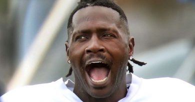 Antonio Brown Starts Sunday By Trashing NFL, Robert Kraft On Twitter