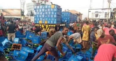 A Truck Carrying Crates Of Beer Falls In Anambra As Residents Scramble To Get Free Beer (Video)