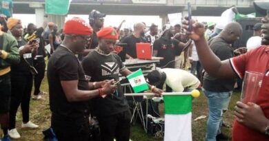 #Endsars Protesters Blocked All Roads Into Warri, Travellers Stranded