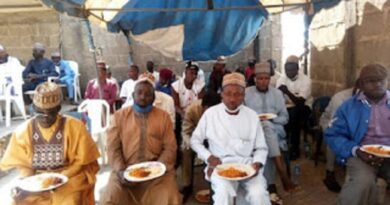 Shiite Muslims Attend Christmas Service in Zaria, Present Gift