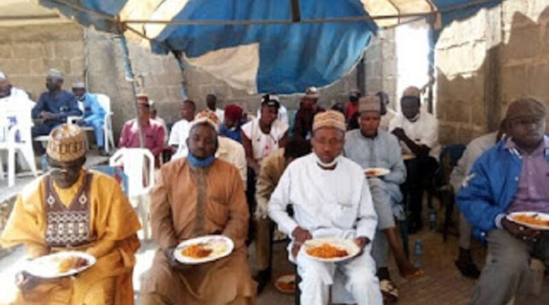 Shiite Muslims Attend Christmas Service in Zaria, Present Gift